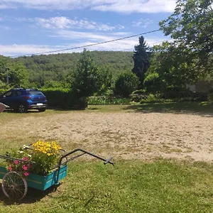 Les Des Chats Malicieux Bed & Breakfast